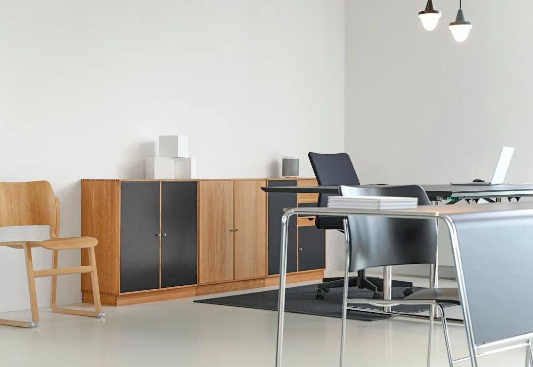 Et stilrent kontorlokale med minimalistisk design